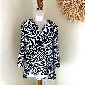 GORGEOUS LIGHT WEIGHT BLACK AND WHITE ANIMAL PRINT JACKET BY MULTIPLES..SZ M